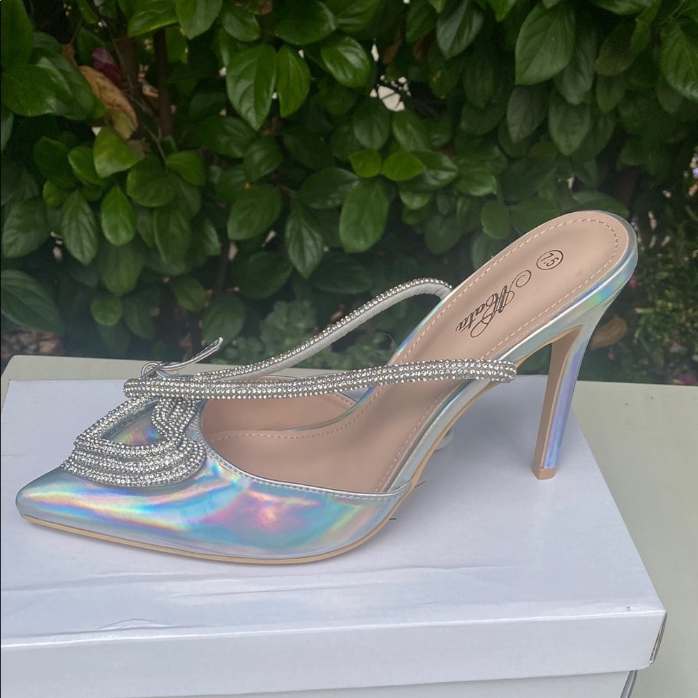 Mata Shoes Silver Stiletto Heels size 7.5